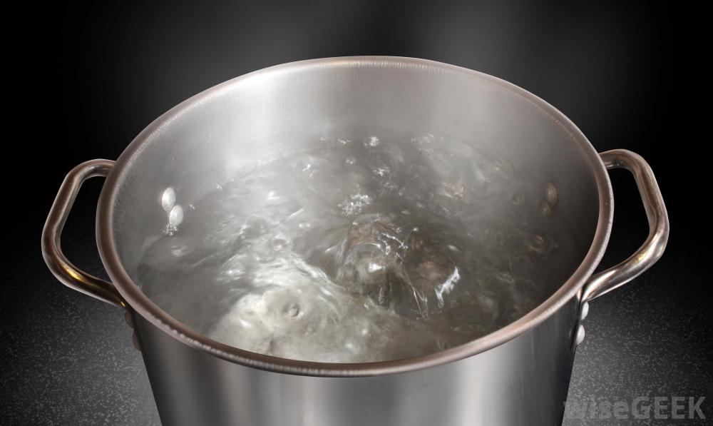large-pot-of-boiling-water
